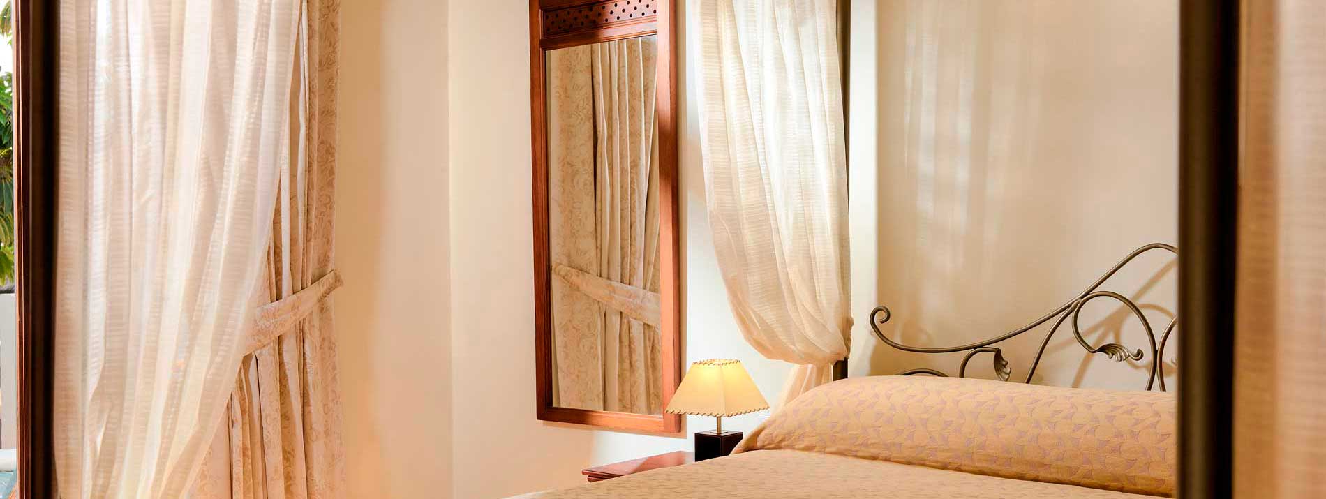 One bedroom jacuzziOneRoomJacuzzi01 One bedroom jacuzziOneRoomJacuzzi01